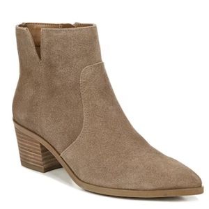 Pointed toe boots